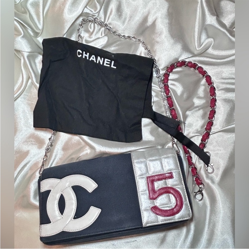 Chanel Vintage CC Logo Chocolate Bar Pochette .   💙❤️🤍